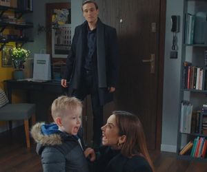 M jak miłość odcinek 1871 ostatni - finał sezonu. Aneta (Ilona Janyst), Olek (Maurycy Popiel), Borysek (Tymon Szkopek)