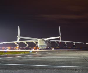 Rok temu „Mrija” po raz pierwszy wylądowała w Jasionce. Zobacz zdjęcia największego samolotu świata