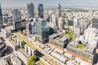 Montaż fasady na biurowcy Studio A w Warszawie