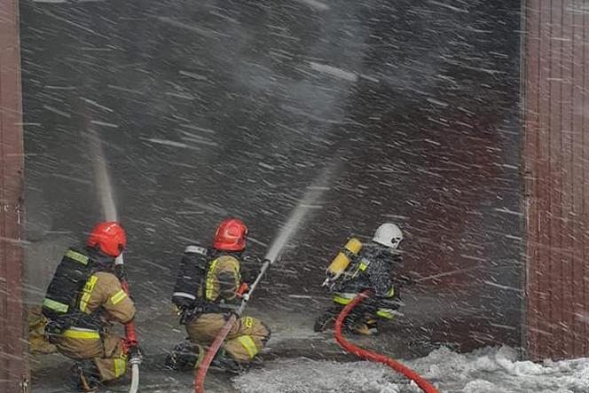 ZDJĘCIA z pożaru hali w Pieńkach Wielkich! Domownicy uratowali członka rodziny! OGROMNE straty