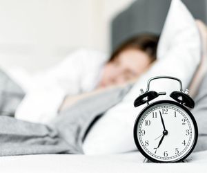 Już w ten weekend będziemy spać godzinę dłużej! To ostatnia zmiana czasu w Polsce?