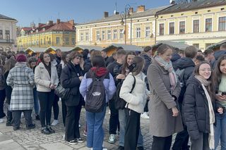 Maturzyści z Nowego Sącza zatańczyli poloneza na Rynku 