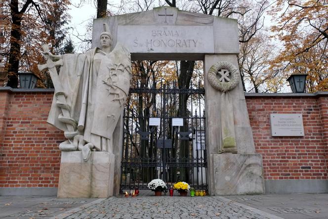 Wszystkich Świętych 2020. Przerażający widok z cmentarzy w Warszawie