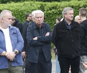 Fani i artyści żegnają Joannę Kołaczkowską. Pogrzeb artystki na Powązkach [ZDJĘCIA]
