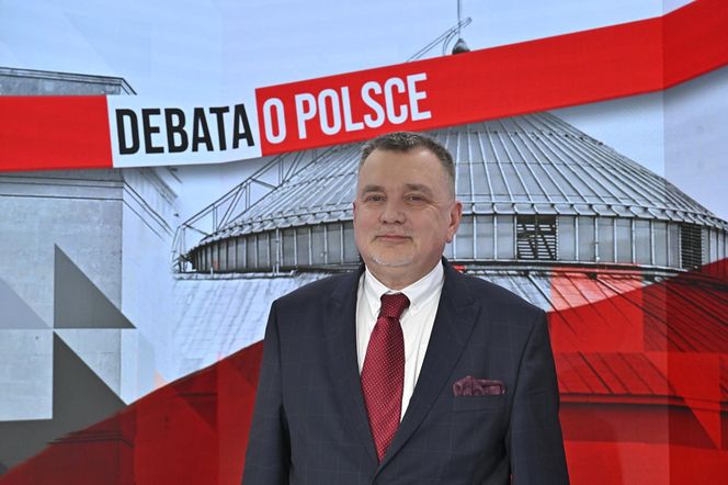 W czasie obrad Sejmu poseł przeglądał katalog z bronią