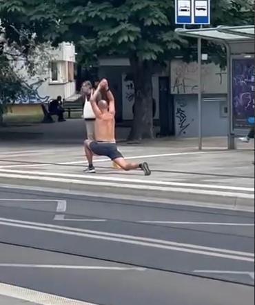 Mężczyzna bez koszulki na Niemcewicza Szczecin 