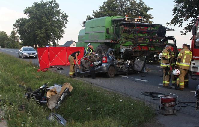 Czołówka osobówki z kombajnem. Jedna osoba nie żyje