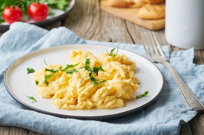 jajecznica z mozzarellą