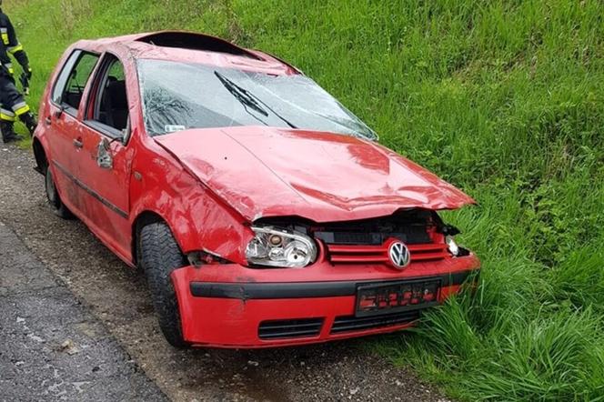 Łowczów. Osobówka dachowała i wylądowała w przydrożnym rowie