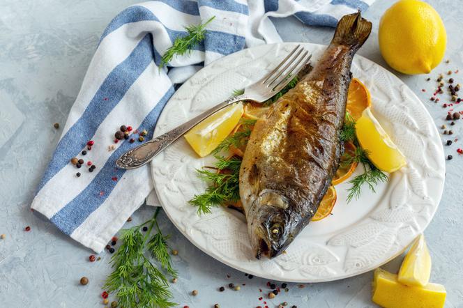 Pstrągi w kminku - przepis na pachnącą kminkiem grillowaną rybę