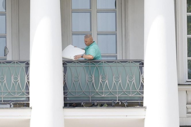 Rodzina Nawrockich przejęła Belweder: Kasia w kasku na hulajnodze, teściowe na balkonie