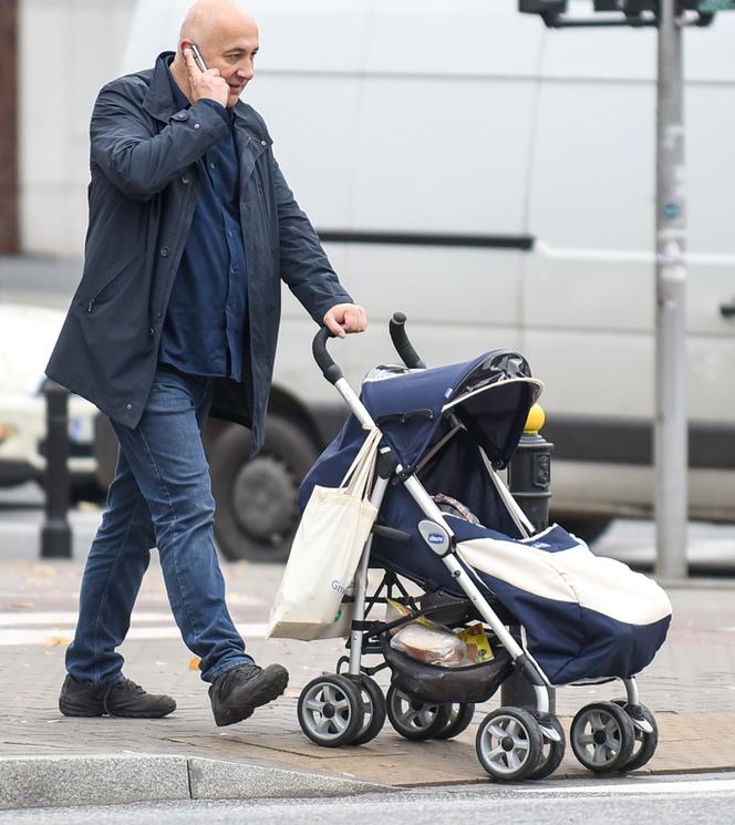 Joachim Brudziński na spacerze z wózkiem