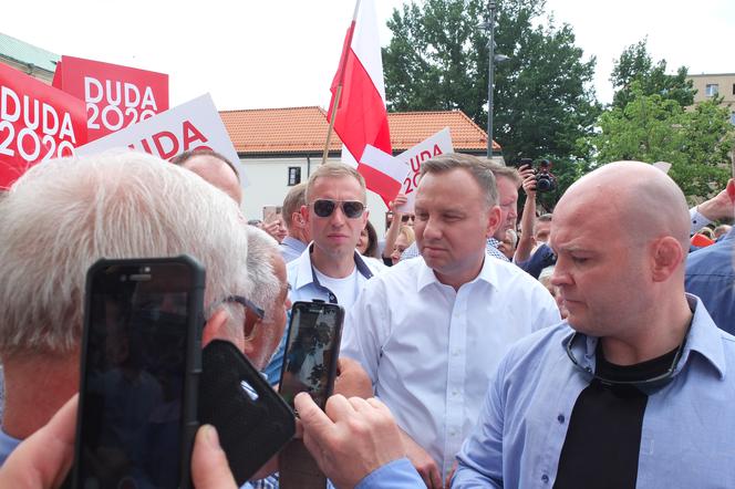 Prezydent Andrzej Duda spotkał się z lublinianami, czekali na niego także tęczowi aktywiści