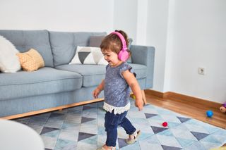 Wpływ muzyki na rozwój dziecka to fakt. Ale kluczem nie jest słuchanie piosenek w tle