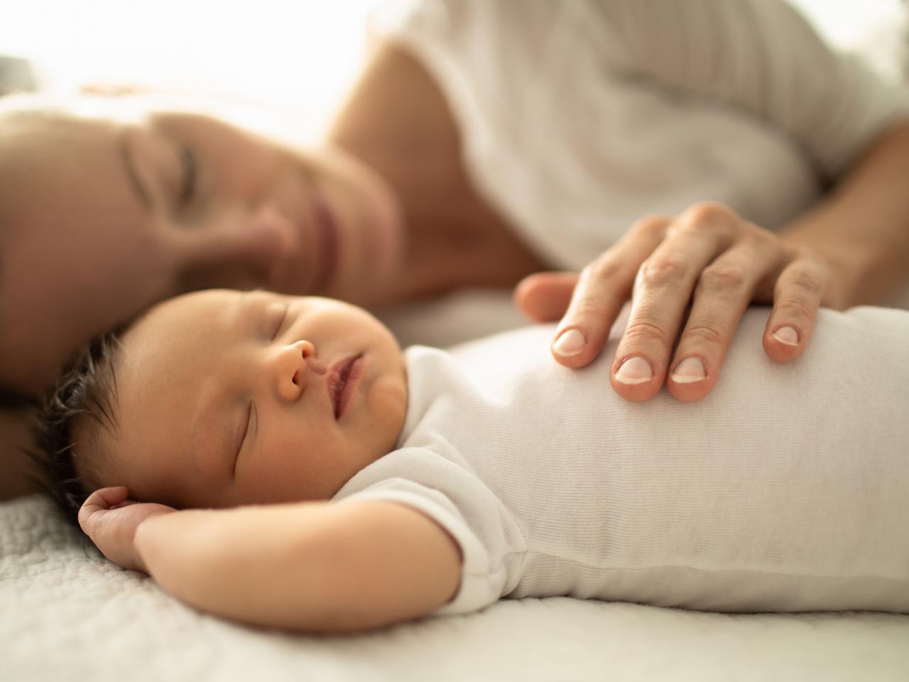 Spać z dzieckiem czy nie? Spytaliśmy 4 specjalistów