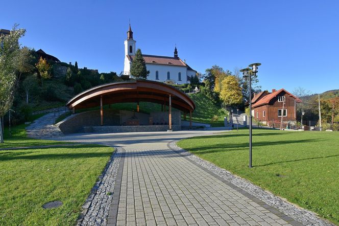 Małopolski kurort w górach wyróżnia się ciszą i spokojem. Tanie noclegi bez tłumów turystów