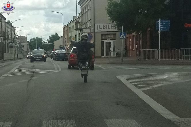 Nielegalna jazda na jednym kole po ulicach miasta