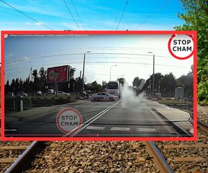 Skoda utknęła między szlabanami w Poznaniu. Pociąg przejechał tuż obok auta [WIDEO]