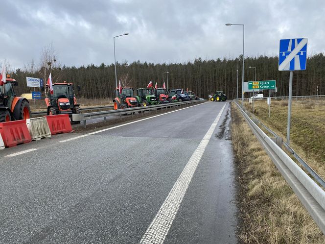 Protest rolników na węźle A2 Zgierz. Jak długo droga będzie zablokowana?