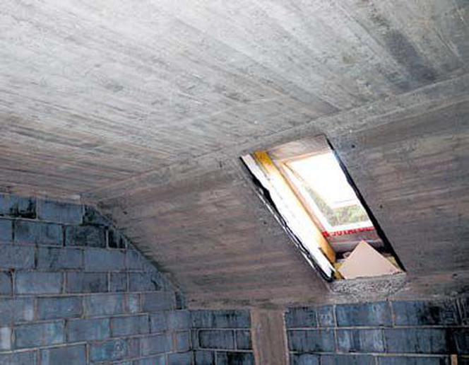 Okna połaciowe w betonowym dachu