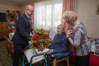 Stuletni bohater z Torunia nagrodzony za niezłomność. Historia Antoniego Gołoda porusza serca