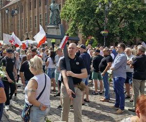 Marsz Milczenia dla Klaudii w Toruniu. „Niech nasza cisza przemówi głośniej niż słowa” [RELACJA NA ŻYWO]