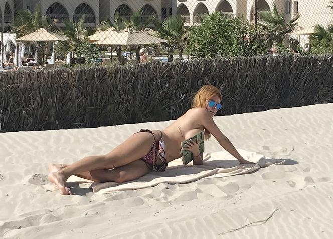 Na sygnale. Agata Załęcka zasłania się książką