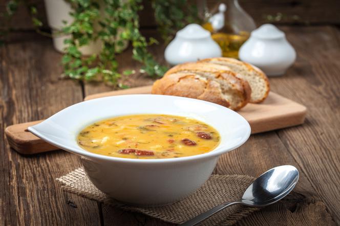 Grochówka z boczkiem: rozgrzewająca zupa na jesień i zimę