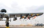 Lewe skrzydło A-10 Warthog z nowym uzbrojeniem: (od lewej) lekkie bomby szybujące SDB, rakiety kierowane laserowo APKWS II i pociski AIM-9L