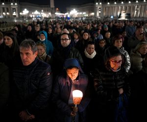 Wierni modlą się o zdrowie papieża Franciszka