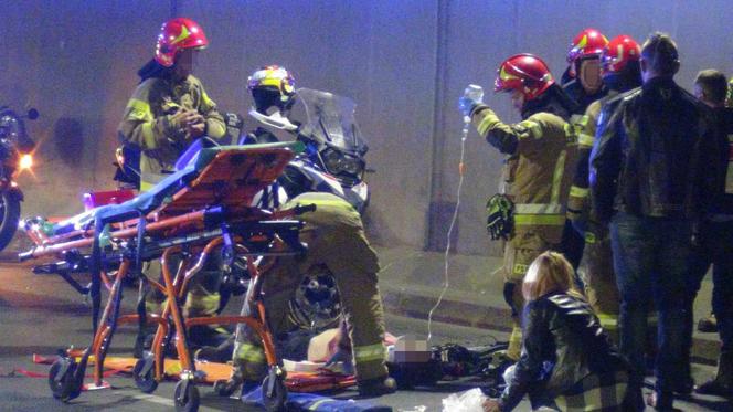 Rozbijali się w nocy na motocyklach. Jeden uderzył w ścianę tunelu, drugiego skasował mercedes