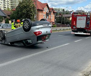 Straciła panowanie i dachowała. Trzy osoby ranne, w tym 11-miesięczne dziecko