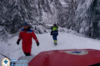 Beskid Sądecki. Przez powalone drzewa dzieci utknęły w schronisku górskim. GOPR ewakuował młodych sportowców