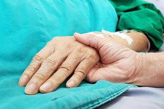 Mija rok legalności eutanazji w Hiszpanii. Podano, ile osób skorzystało z nowego prawa 