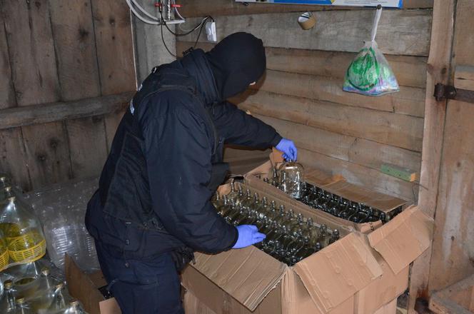 Dobrzyniewo Duże. 500 litrów nielegalnego bimbru i nielegalna bimbrownia