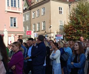 Pikieta urzędników poznańskich na Placu Kolegiackim