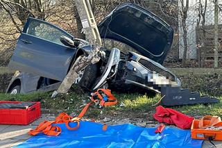 Huknął w słup i wpadł do rowu. Na miejscu lądował śmigłowiec ratunkowy