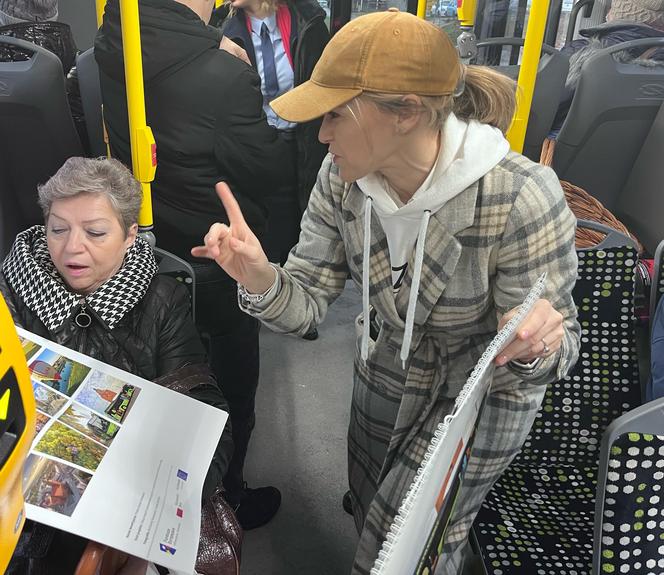 W gorzowskich autobusach elektrycznych przedstawiciele miasta rozdawali kubki i kalendarze