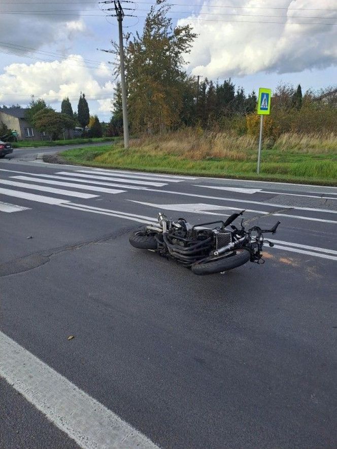 Ozorków. Śmiertelny wypadek. 55-letni motocyklista zginął w zderzeniu z osobówką [ZDJĘCIA]