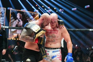 Phil De Fries pokazał rozbitą twarz po walce na XTB KSW 111. Wielkie problemy mistrza