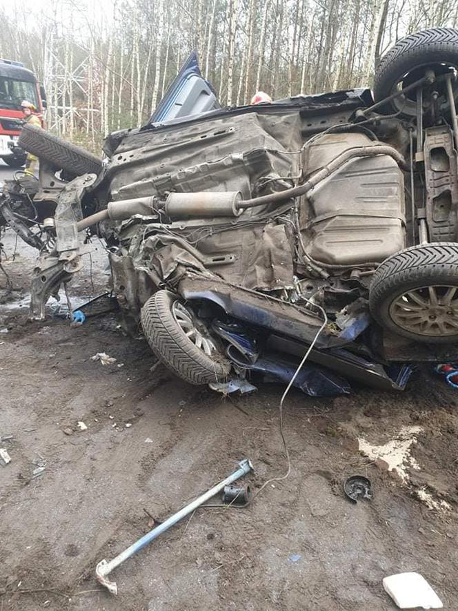 Koszmarne dachowanie w Bydgoszczy! Kierowca wypadł z auta i został przygnięciony 