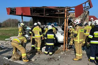 Samochód staranował przystanek. Lekarze walczą o życie kierowcy. Na miejscu śmigłowiec LPR