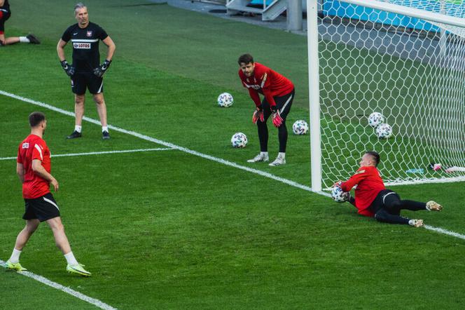 Trening biało-czerwonych w Gdańsku: Kilkanaście piłek wpadło  w trybuny [FOTO]