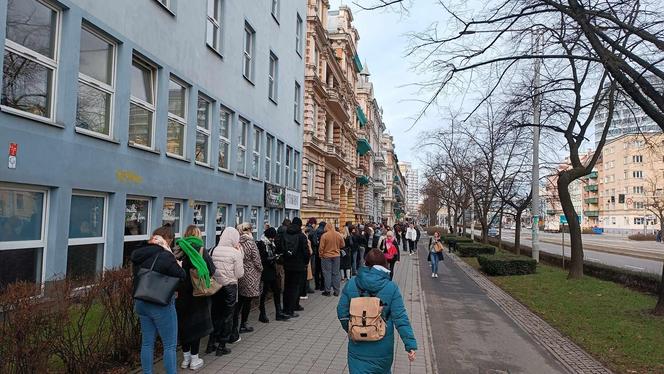 Tłusty czwartek we Wrocławiu. Mieszkańcu rzucili się na pączki! Ogromne kolejki [ZDJĘCIA]