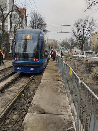 Wpadł do wykopu i zmarł. Co się stało na przystanku grozy?