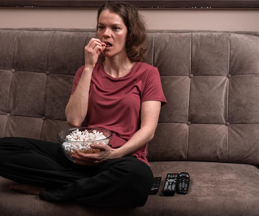 Jedzenie przed TV niesie za sobą spore ryzyko. Naukowcy wyjaśniają