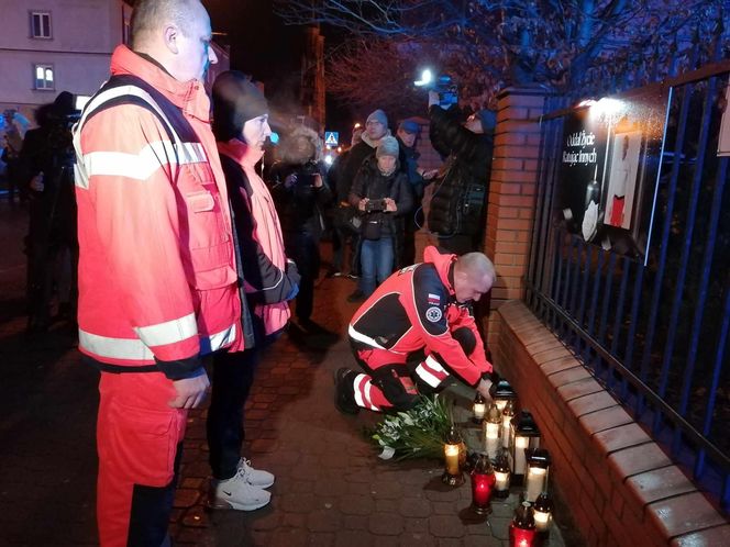 Siedlczanie wyrazili swój sprzeciw przeciwko agresji i wsparcie dla rodziny ratownika medycznego, który zginął w ataku nożownika