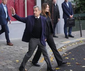 Ostatni pocałunek Sarkozy'ego i jego żony-modelki pod aresztem. Polityka żegnali zwolennicy