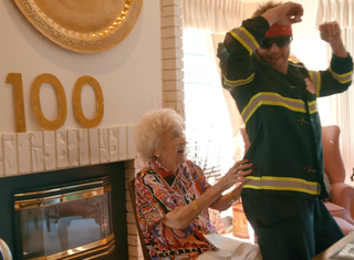 Macklemore zamówił striptizera dla swojej 100-letniej babci! VIDEO