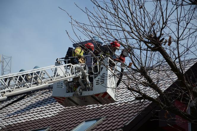 Pożar dachu na szkole w Cedzynie